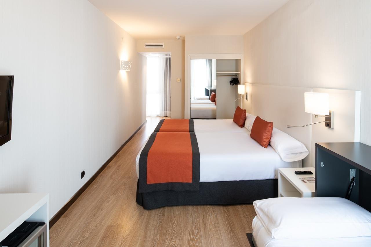 Отель Catalonia Bristol Сан-Адрес-де-ла-Барка Экстерьер фото