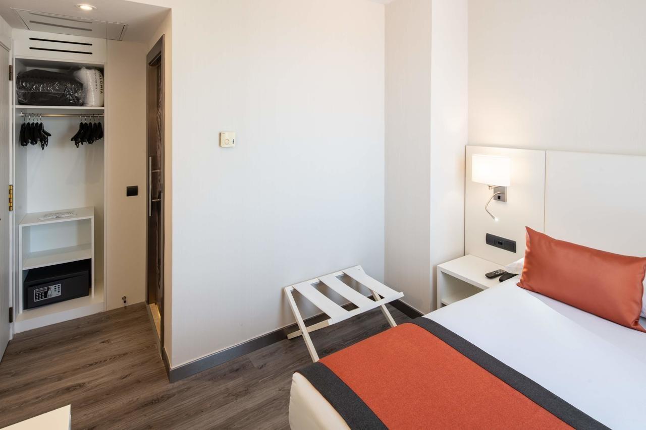 Отель Catalonia Bristol Сан-Адрес-де-ла-Барка Экстерьер фото